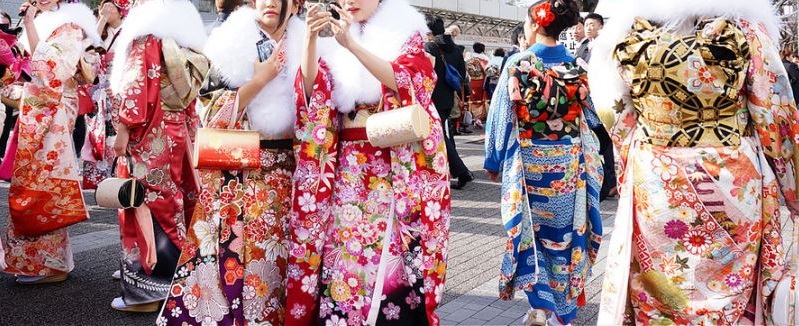 毎年成人の日は、振袖で着飾った女性たちが街を華やかに彩ります。